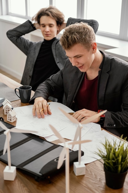 Kollegen, die an einem Projekt für erneuerbare Energien arbeiten