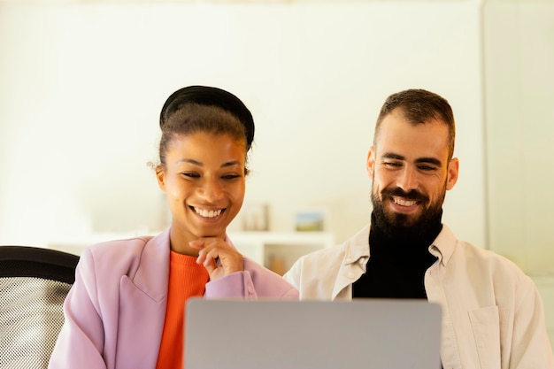 Kollegen, die ein Online-Meeting für die Arbeit haben
