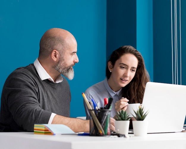 Kollegen, die gemeinsam im Büro ein Brainstorming durchführen