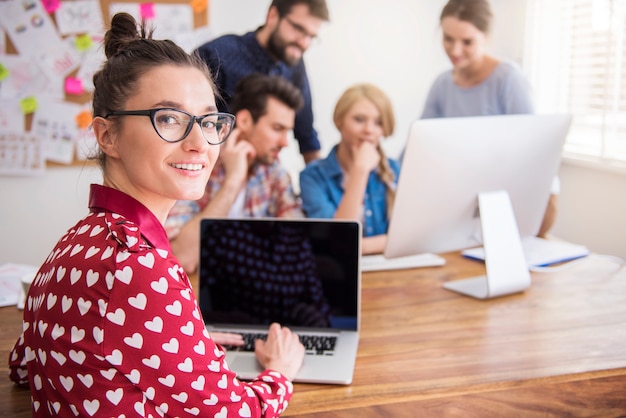 Kollegen, die im Büro in entspannter Atmosphäre arbeiten