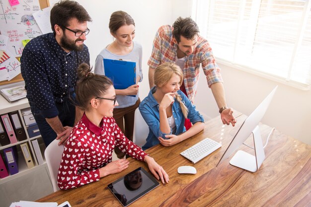 Kollegen, die im Büro in entspannter Atmosphäre arbeiten