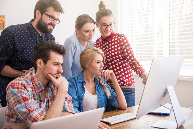 Kollegen, die im Büro in entspannter Atmosphäre arbeiten