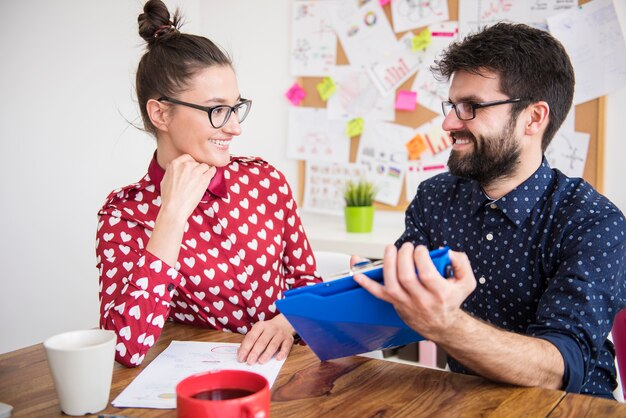 Kollegen, die im Büro in entspannter Atmosphäre arbeiten