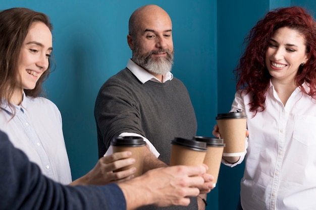 Kollegen, die im Büro Kaffee trinken