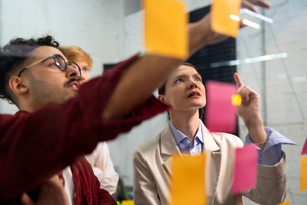 Team diskutiert über Employer Branding Konzepte.