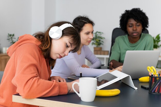 Kollegen, die Teamarbeit für ein Projekt leisten