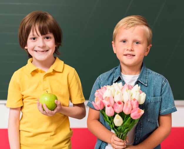 Kollegen halten Geschenke für ihren Lehrer