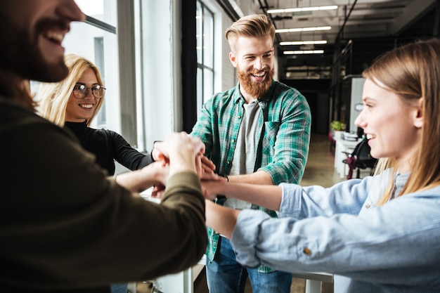 Mitarbeiter bei einer Teambuilding-Aktivität zur Stärkung der Arbeitsmoral