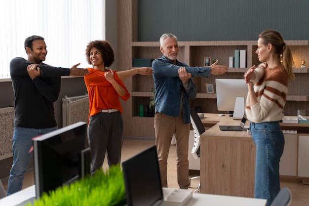 Kollegen im Büro dehnen sich während eines Arbeitstages