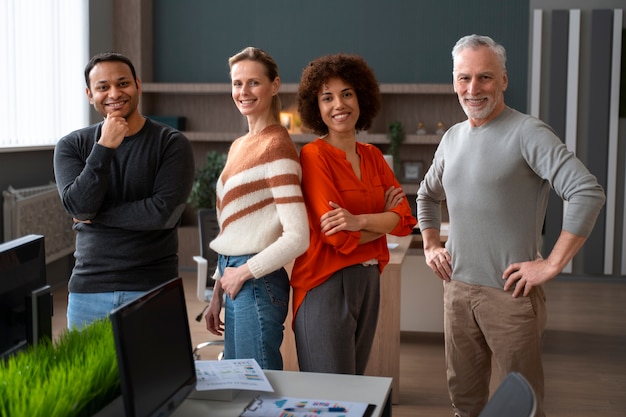 Kollegen im Büro während eines Arbeitstages