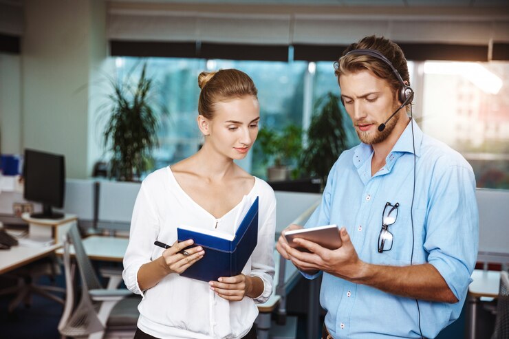 Kostenlose Foto kollegen lächeln, sprechen, halten tablett und notizbuch, über büro