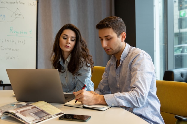 Kollegen während des Arbeitsprozesses