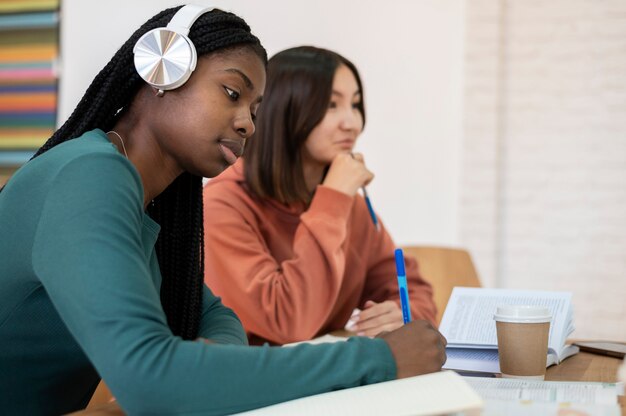 Kolleginnen und Kollegen lernen gemeinsam während des Gruppenstudiums