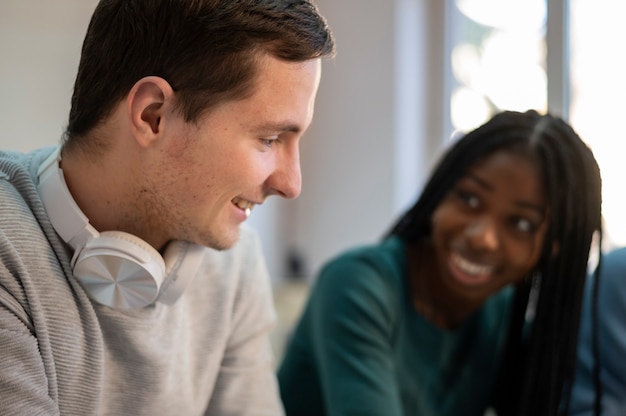 Kolleginnen und Kollegen lernen gemeinsam während des Gruppenstudiums