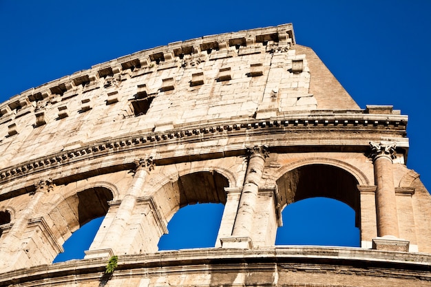 Kolosseum in rom mit blauem himmel, wahrzeichen der stadt
