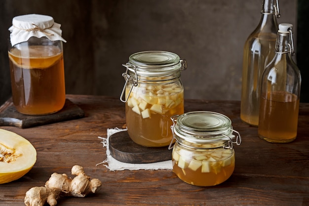 Kostenloses Foto kombucha-flaschen und -gläser mit hohem winkel