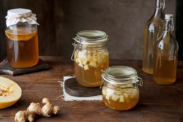 Kombucha-Flaschen und -Gläser mit hohem Winkel