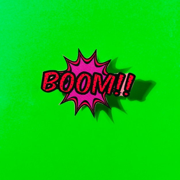 Komische Boomsprache-Blasenexplosion auf grünem Hintergrund