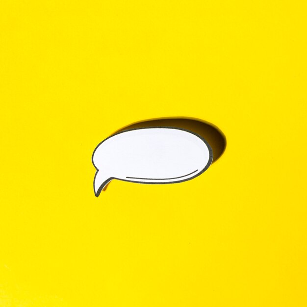 Komische leere Spracheblase in der Retro- Popkunstart mit Schatten auf gelbem Hintergrund