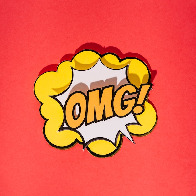 Komische Soundeffekte omg Text in der Pop-Arten-Art auf rotem Hintergrund