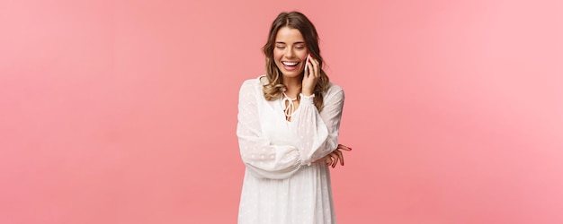 Kommunikations- und Technologiekonzept attraktive kaukasische Frau im weißen Kleid, blonder Kurzhaarschnitt