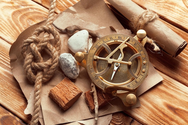 Kompass und Seil auf alten Holzbrettern
