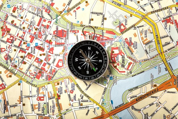 Kompass von oben auf der Karte