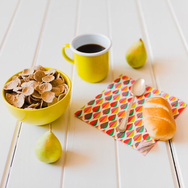 Kostenloses Foto komponierte gesunde mahlzeit auf dem tisch