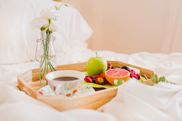 Komponierte gesunde Mahlzeit auf Tablett