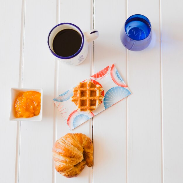 Komponierte süße Mahlzeit und Kaffee