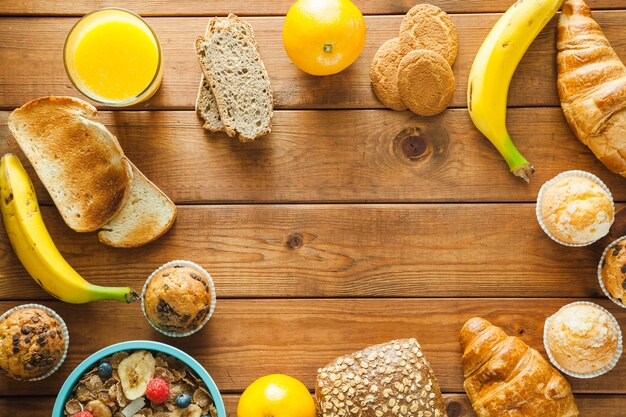 Komponiertes Obst und Brot auf Holz