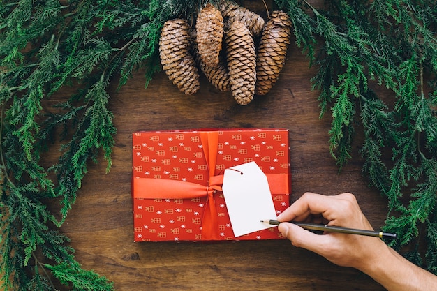 Komposition für Weihnachten mit Handschrift auf Geschenkbox