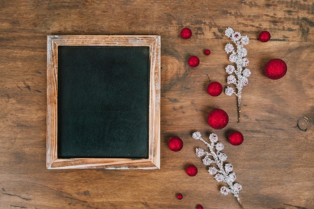 Kostenloses Foto komposition für weihnachten mit schiefer und dekoration