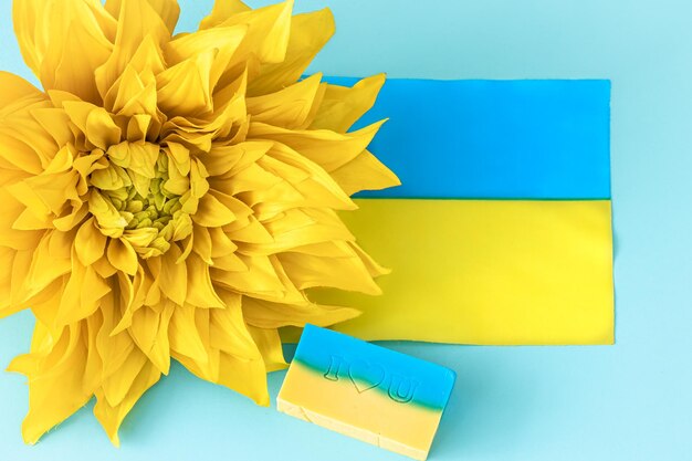 Komposition mit Flagge der ukrainischen Blume und Seife