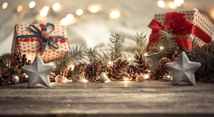 Kostenlose Foto komposition mit weihnachtsdekoration im innenraum.