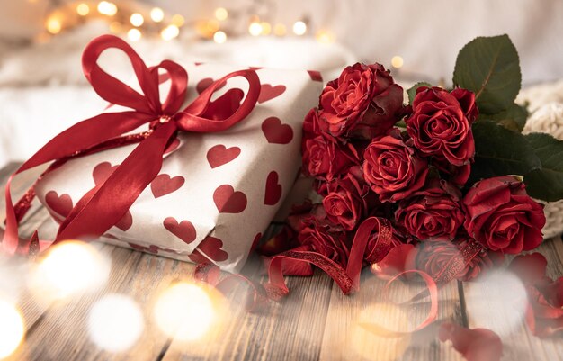 Komposition zum Valentinstag mit einer Geschenkbox und einem Rosenstrauß