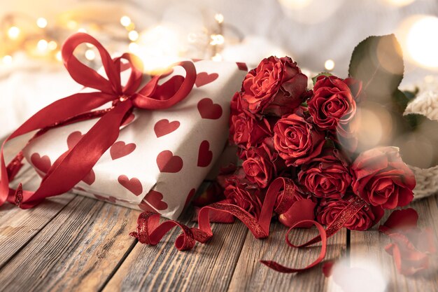 Komposition zum Valentinstag mit einer Geschenkbox und einem Rosenstrauß