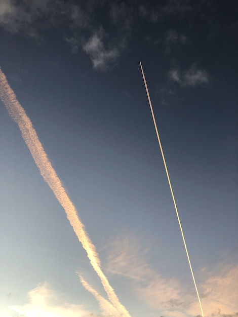 Kondensstreifen eines Flugzeugs oben am Himmel