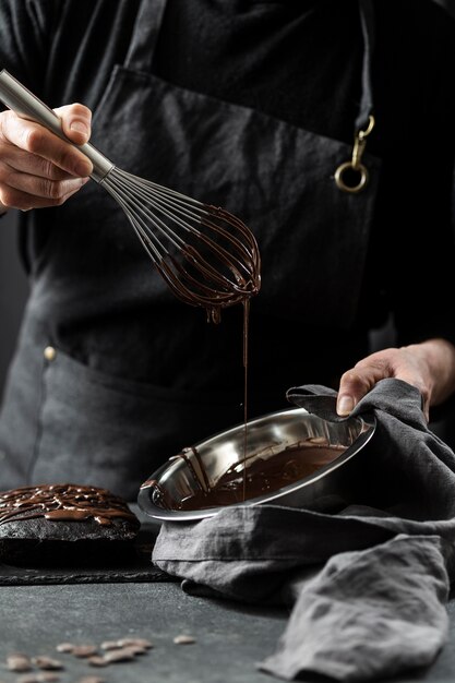 Konditor, der Schokoladenkuchen vorbereitet