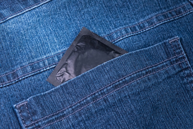 Kondom in der Gesäßtasche der Jeans
