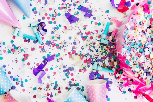 Kostenloses Foto konfetti auf partyzubehör
