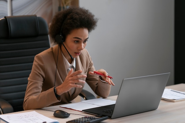 Ökonomin der mittleren Aufnahme, die am Laptop arbeitet