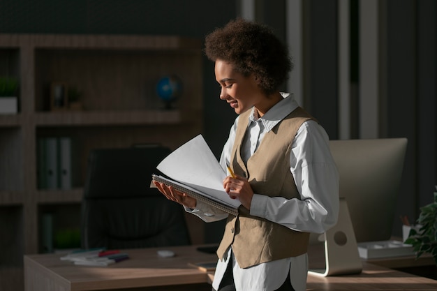 Ökonomin der mittleren Aufnahme, die im Büro arbeitet