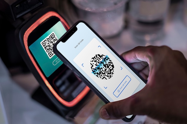 Kostenloses Foto kontaktloses und bargeldloses bezahlen per qr-code und mobile banking