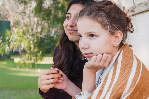 Kontemplates Mädchen, das mit ihrer Schwester sitzt