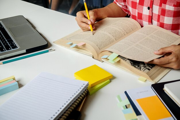 Konversation Buch Planung Teilnahme Hochschule Universität