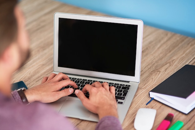 Konzentrieren Sie sich auf den Laptop auf dem Schreibtisch