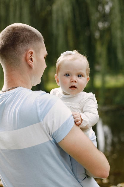 Konzentrieren Sie sich auf ein kleines Mädchen in den Händen des Vaters. Abgeschnittenes Foto von Mädchengesicht