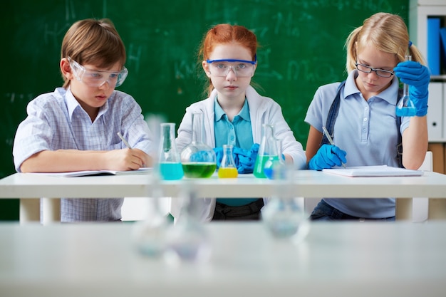 Konzentrierte Grundschüler lernen Wissenschaft