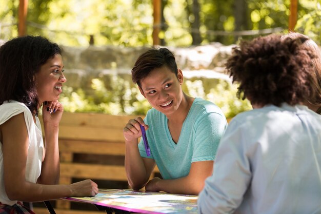 Konzentrierte junge multiethnische Freunde studieren